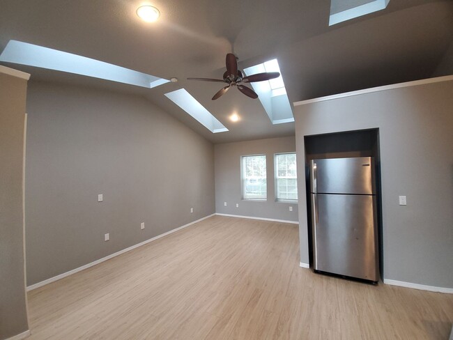 Building Photo - Nice Studio Unit in CDA!