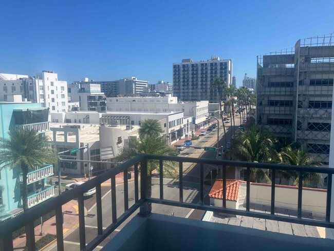 Building Photo - 720 Collins Ave