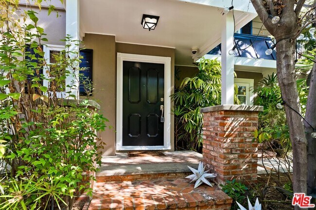 Building Photo - 1466 N Doheny Dr