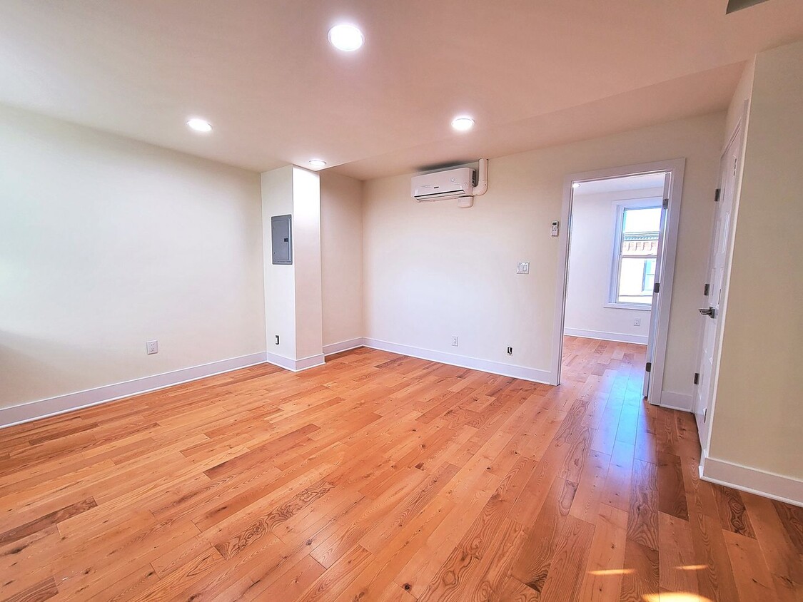 Beautiful fully renovated 2 bedroom available in Fairmount area! - Beautiful fully renovated  2 bedroom available in Fairmount area!