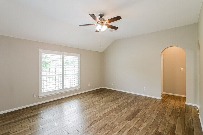 Building Photo - 12103 Lakewood Villa Dr