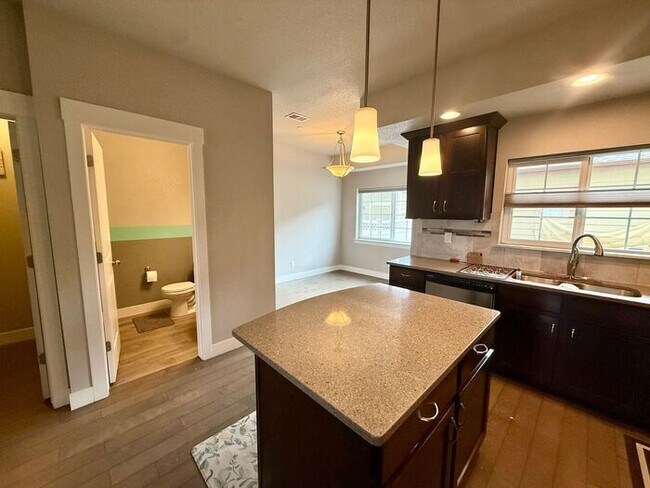 Foto del edificio - This townhome-style condo truly has it all!