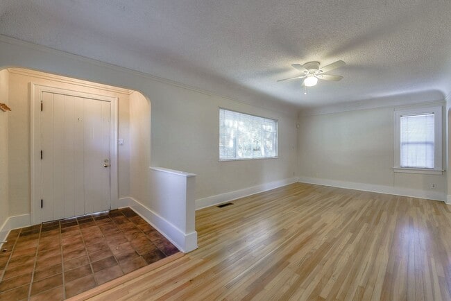 Building Photo - 2 Bed, 1 Bath Single Family Home off the A...