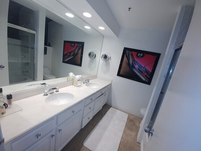 Master bathroom - 2112 Century Park Ln