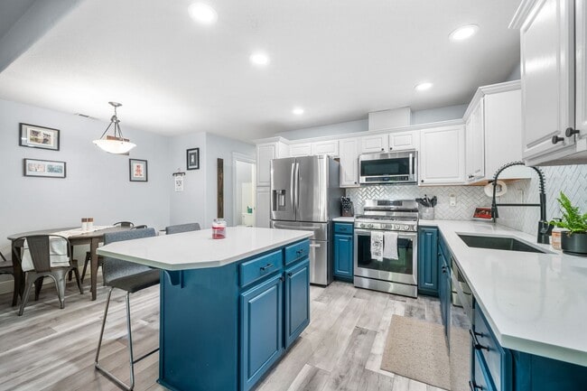 Building Photo - Upgraded & Well-Maintained Milwaukie 3bd/2...