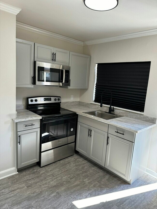 Building Photo - 2219 Gilbert Dr