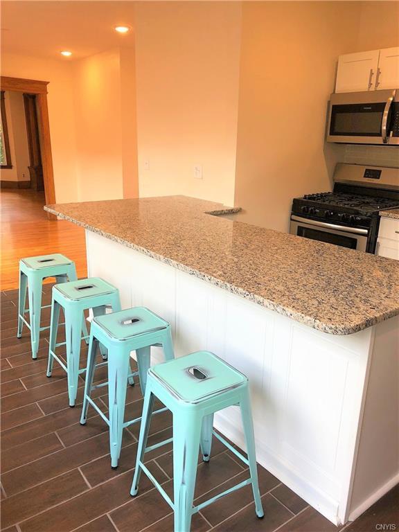 Building Photo - 304 Oak St