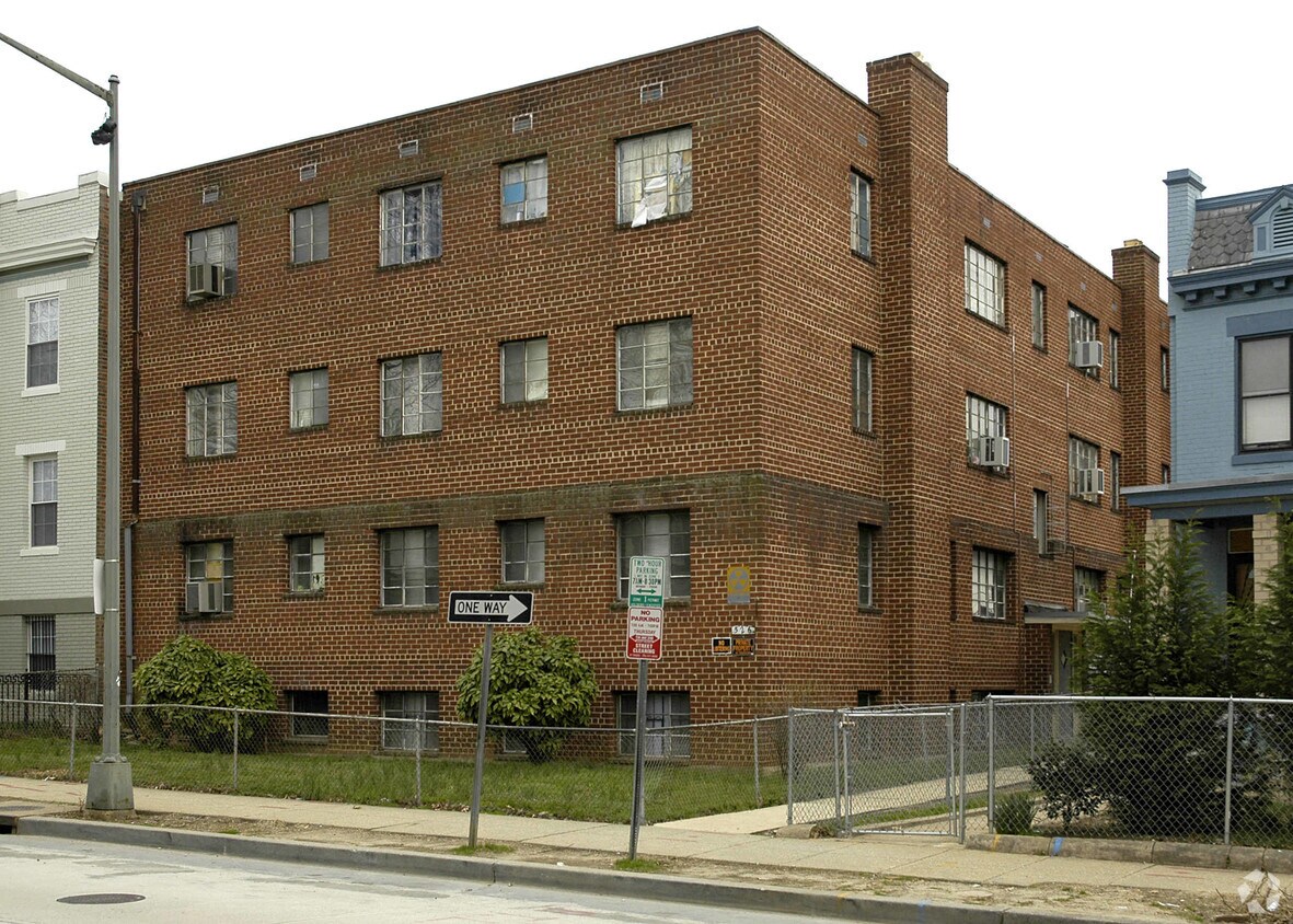 Building Photo - 526 Kenyon St NW