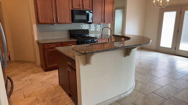 Foto del edificio - A Very Beautiful and Spacious 3 Bedroom 2 Bath Home in Yukon Public Schools