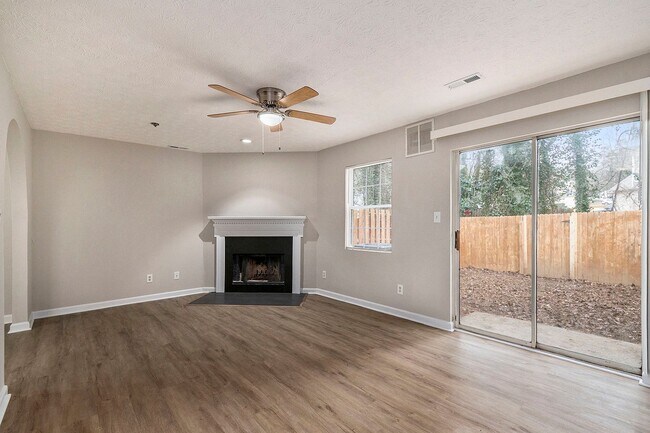 Foto del edificio - Renoved 3BR/2.5BA Townhome in Decatur!