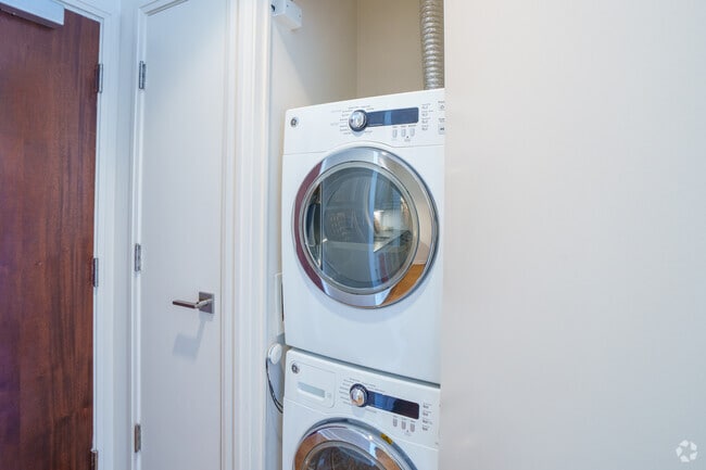 1BR, 1BA - 700SF - Laundry - One India Street Apartments