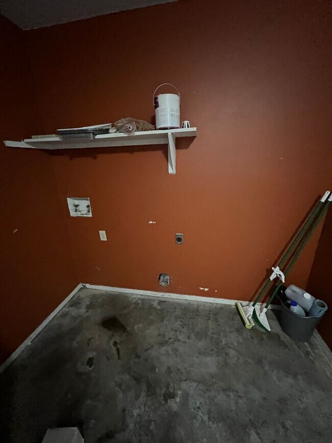 Building Photo - Nice 3 Bed 1.5 Bath House with 1 Car Garag...