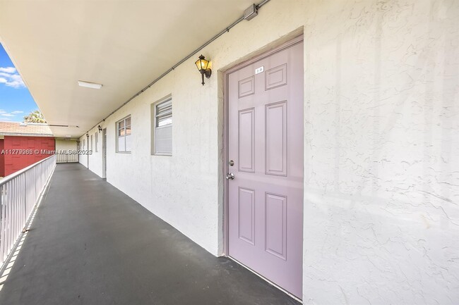 Building Photo - 607 S State Rd 7