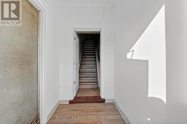 Building Photo - 242 Mary St