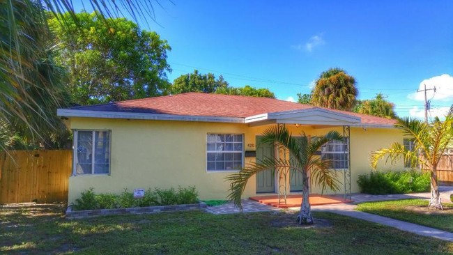 Building Photo - 2/1 Duplex in North Palm