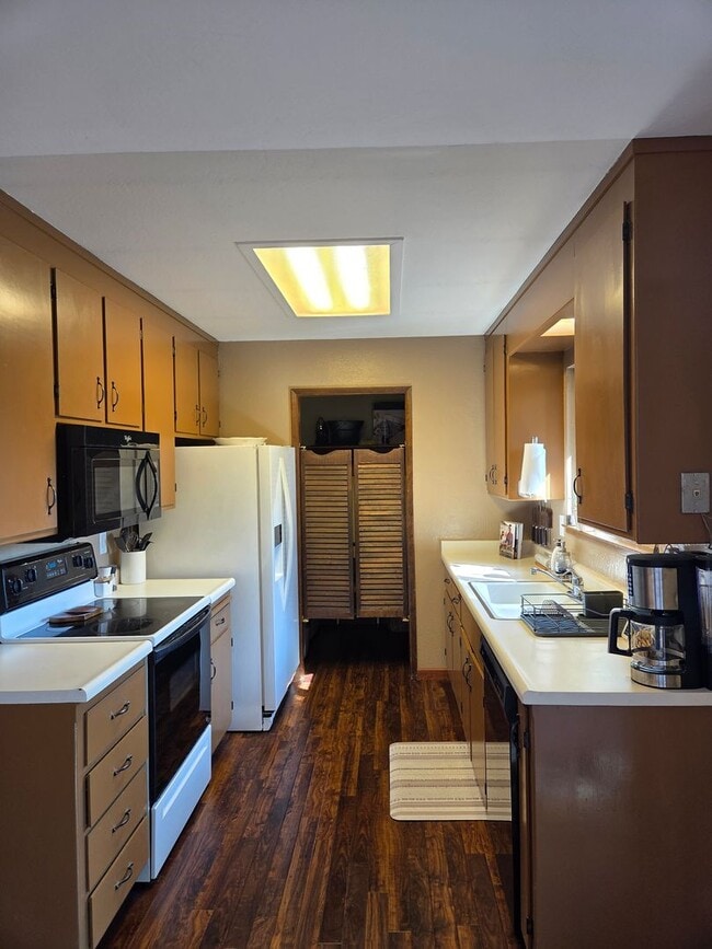 Building Photo - Spacious 3 Bedroom, 2 Bath Home with Bonus...