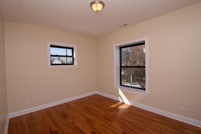 Building Photo - 4001 W Armitage Ave