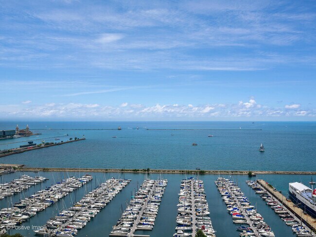 Foto del edificio - 155 N Harbor Dr