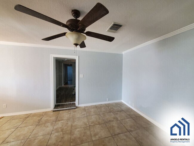 Foto del edificio - Spacious 4-bedroom 1.5 bath home COMING SOON!