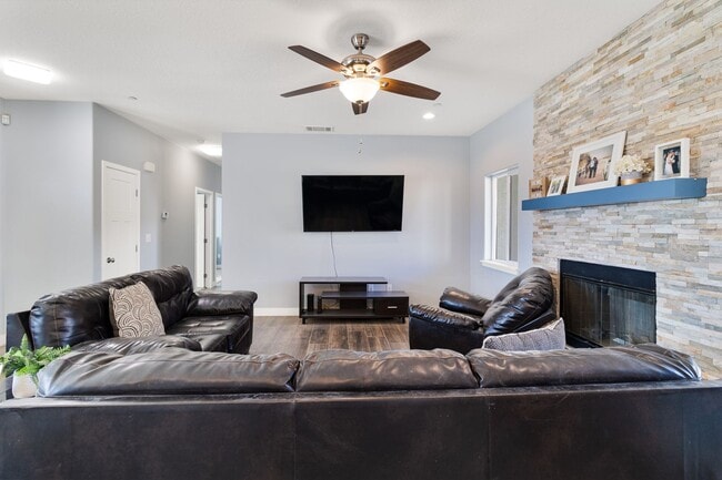 Building Photo - Beautiful 4 Bed 3 Bathroom