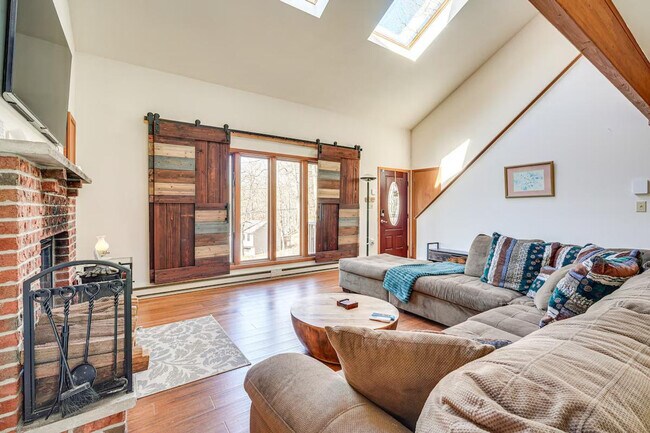 Foto del edificio - 5317 Woodbridge Dr E