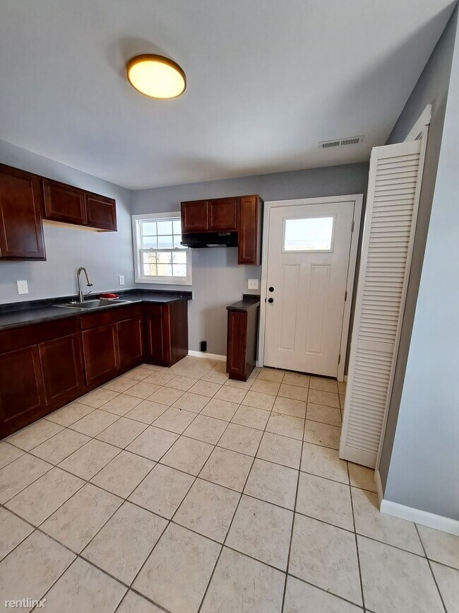 Building Photo - 4 br, 1 bath House - 843 Donora Dr