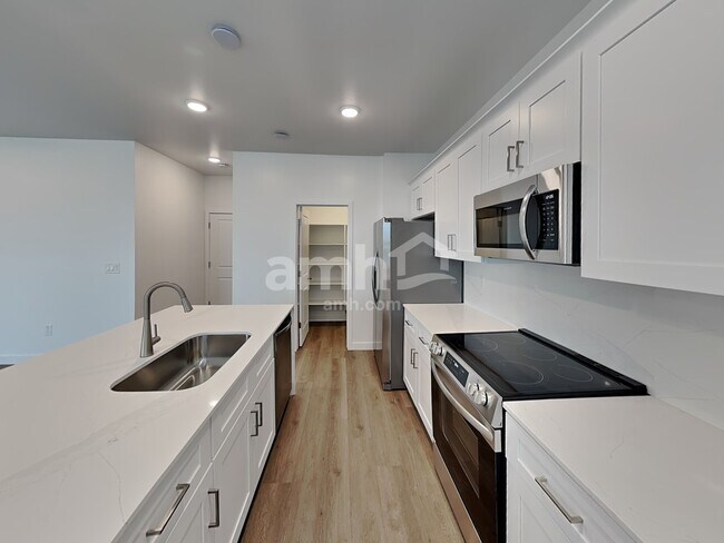 Foto del edificio - 9731 W Parkway Dr