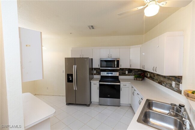Foto del edificio - 12040 Summergate Cir