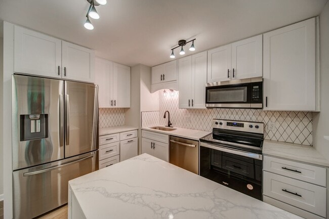 Foto del edificio - Renovated 4 bed home in Kennesaw w/ Designer Kitchen