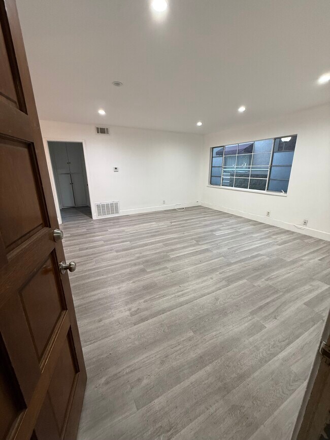 Foto del edificio - 219 E Chestnut St