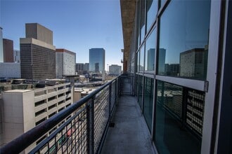 Building Photo - 2000 Bagby St