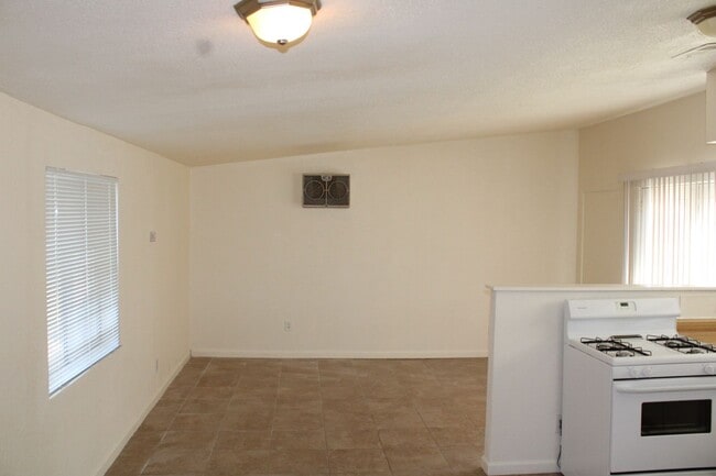 Foto del edificio - 2528 Irwin Rd