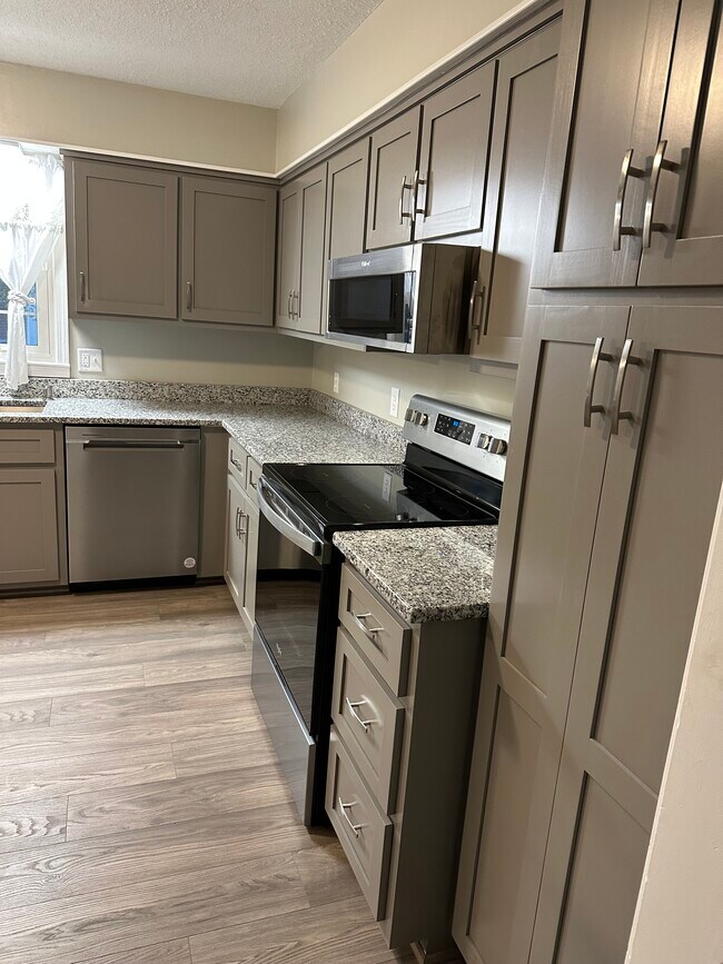 Building Photo - 203 20th Ave N