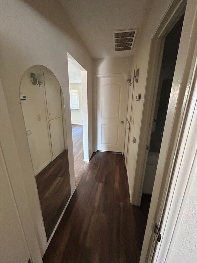 Foto del edificio - 93 E Hazelwood Dr