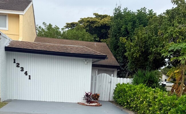 Foto del edificio - 12341 Westhampton Cir