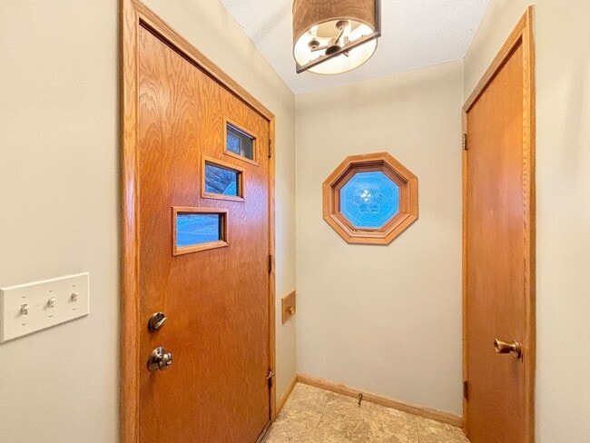 Foto del edificio - 303 Monroe Ave S