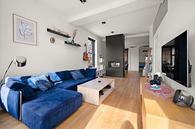 Building Photo - 2403 Avenue du Mont-Royal E