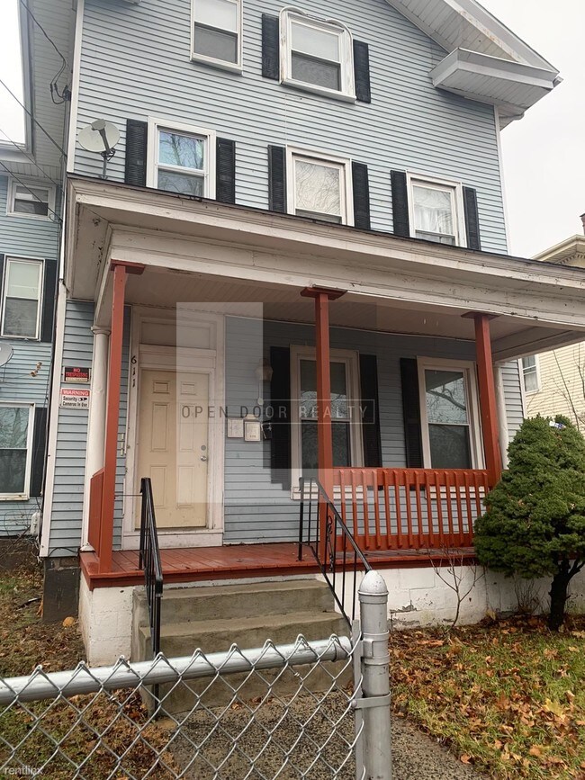 Building Photo - 4 br, 1 bath  - 611 Elm St