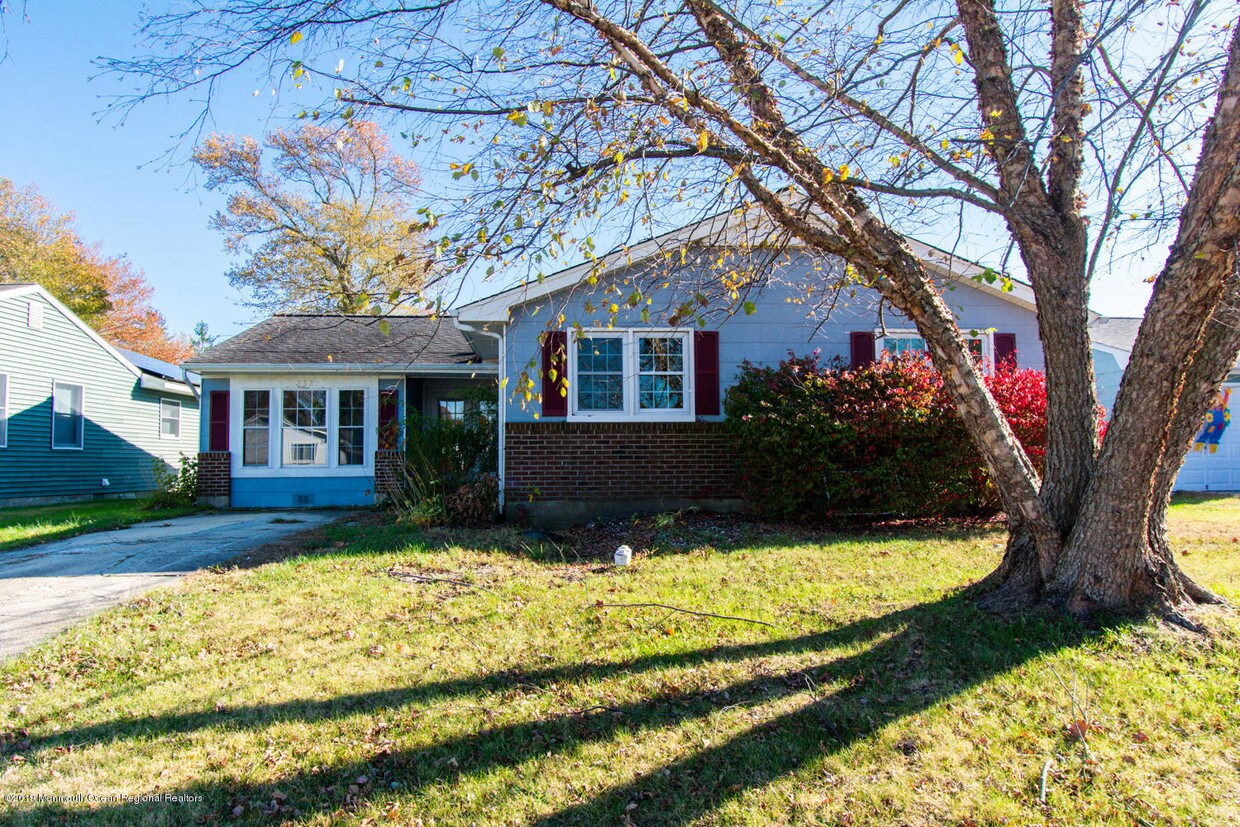 Primary Photo - 237 Twin Lakes Blvd