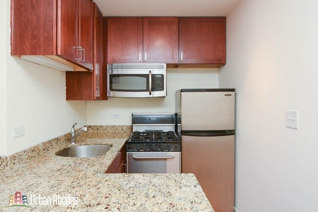 Building Photo - 637 W Wrightwood Ave