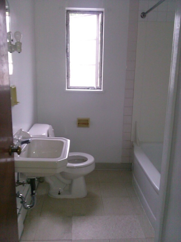 Foto del edificio - 164 Chapin St - 64-231