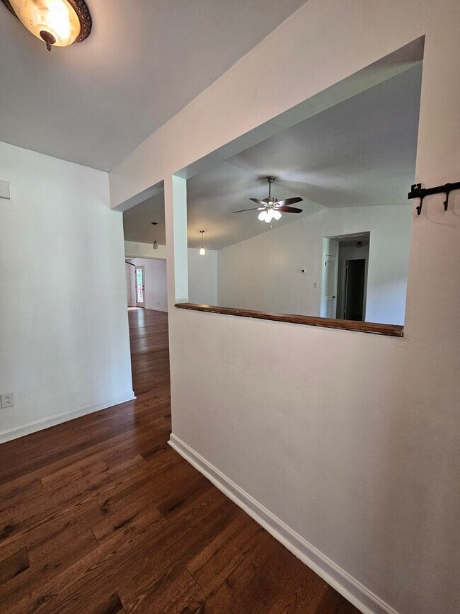 Foto del edificio - Gorgeous 5 Bedroom, 3 Bathroom Home In Cou...