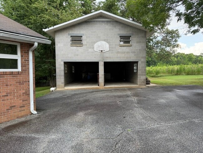 Building Photo - Brick Home