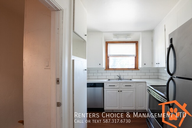 Building Photo - 4 Bedroom Pet Friendly House With 2 Kitchens