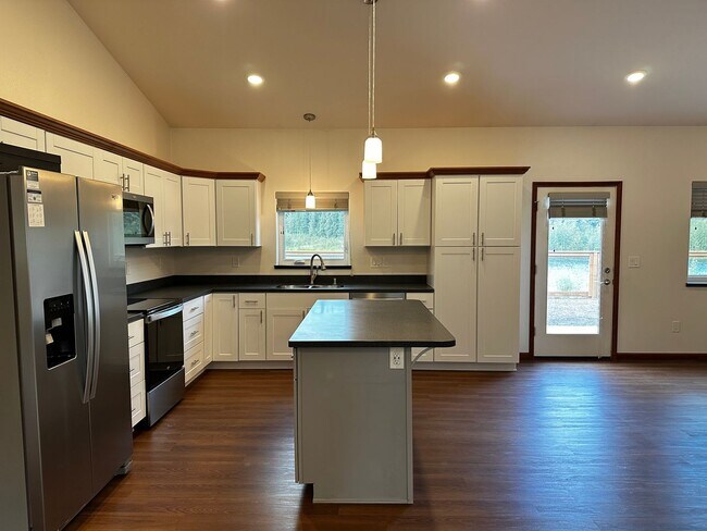 Foto del edificio - 3 Bed/2 Bath/2 Car Garage/Water Front Home