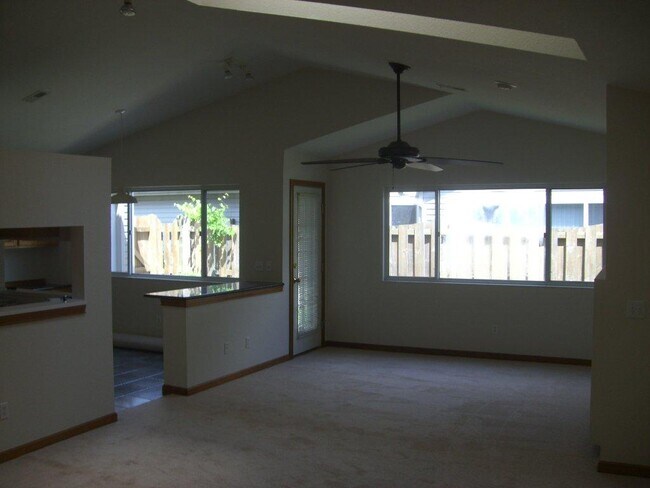 Foto del edificio - 722 Hilltop Ln