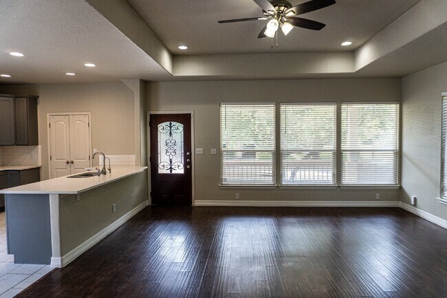 Building Photo - Beacon Hill, 3 Bedroom, 2 Bathroom, 2017 Build, ***Solar Panels, Utilities Average $40 per month***