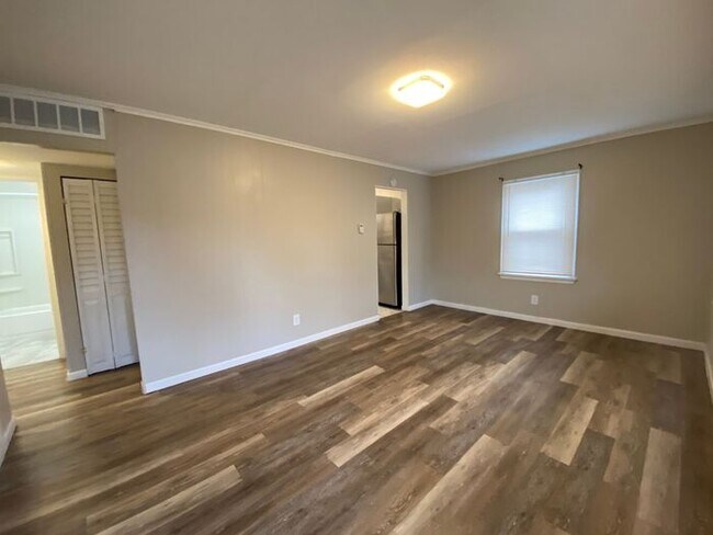 Building Photo - $995 Great Location!! Must See!