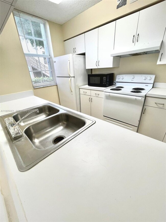 Foto del edificio - 2163 Renaissance Blvd