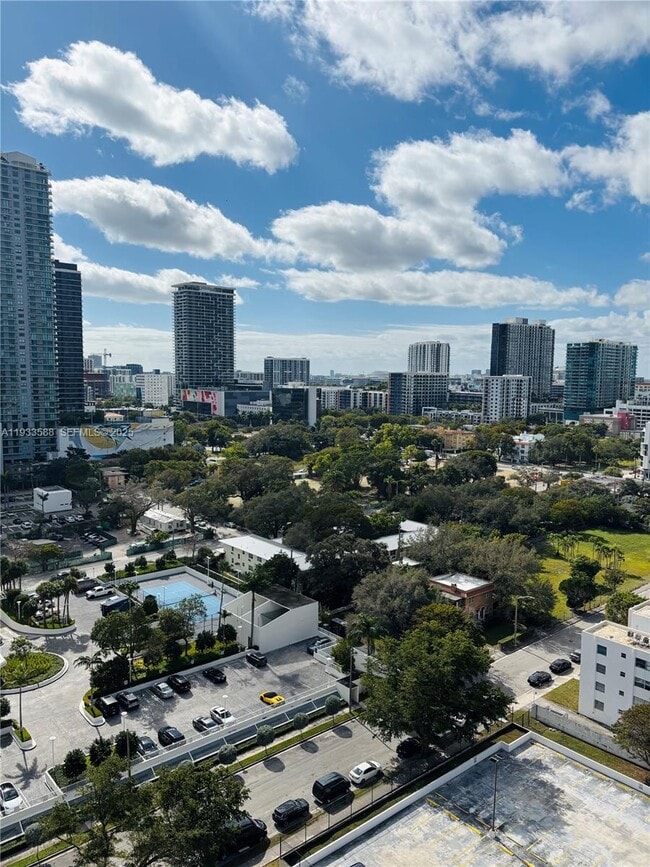 Foto del edificio - 600 NE 36th St